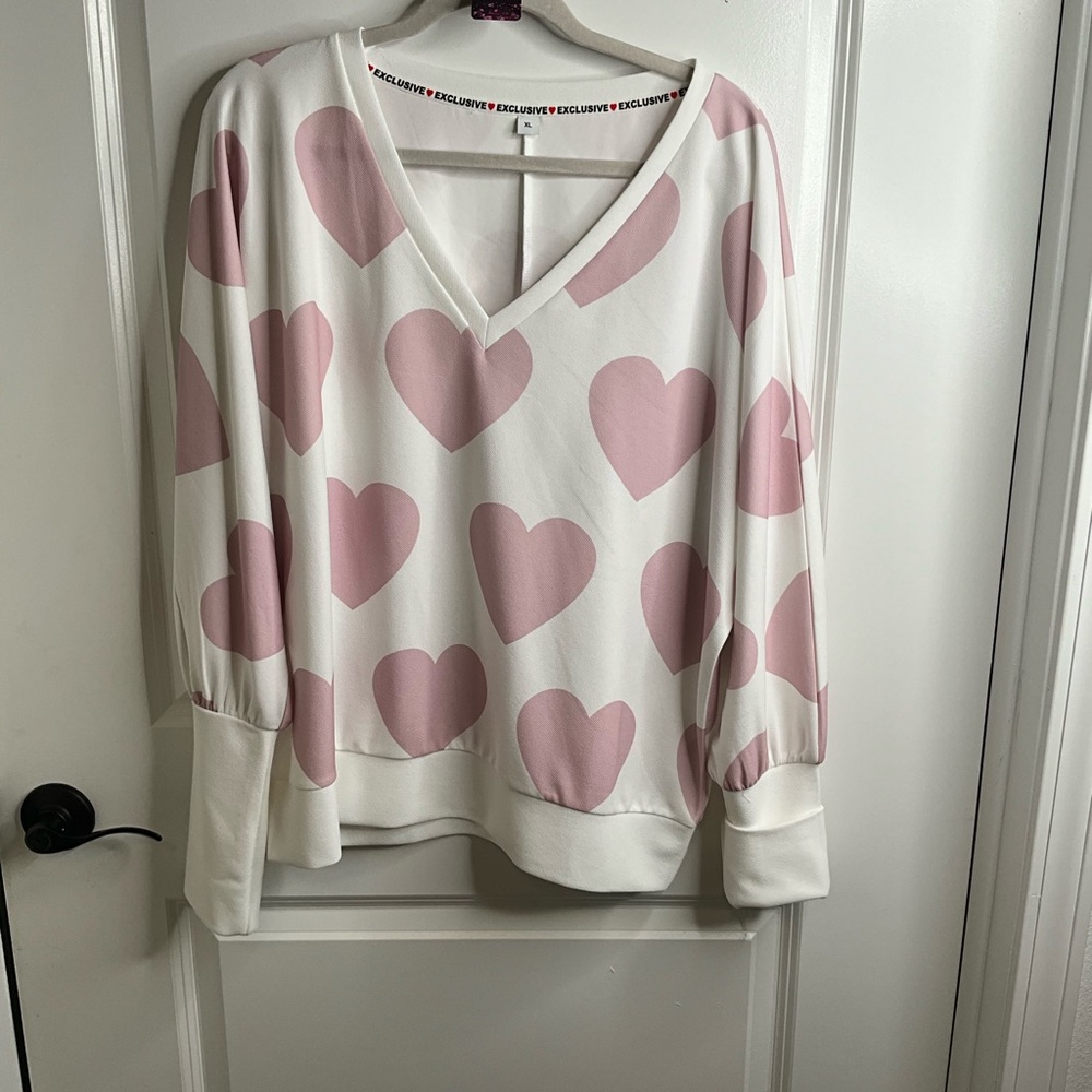 Women’s longsleeved top.